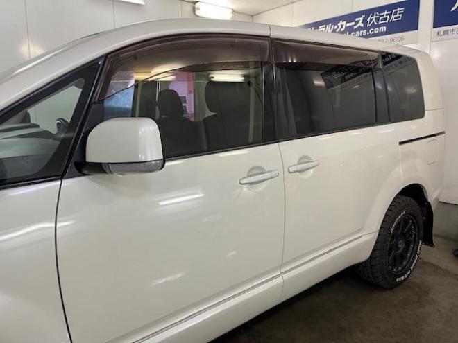 デリカＤ：５　Ｇパワーパッケージ　本州仕入　禁煙車　寒冷地仕様　エクストリーム１６ＡＷ＋ＧＲＩＰＭＡＸホワイトレター　新品ＪＡＯＳブラックマッドガード　純正１８ＡＷ＋スタッドレスタイヤ付　１２インチリアフリップダウンモニター　ＥＴＣ 4WD 2400 5Dr