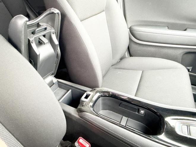 ヴェゼルハイブリッド1.5ハイブリッドX 4WD　ローンが不安な方＜優遇ローン＞　あんしんパッケージ　寒冷地仕様　社外ナビ 4WD 1500 5Dr