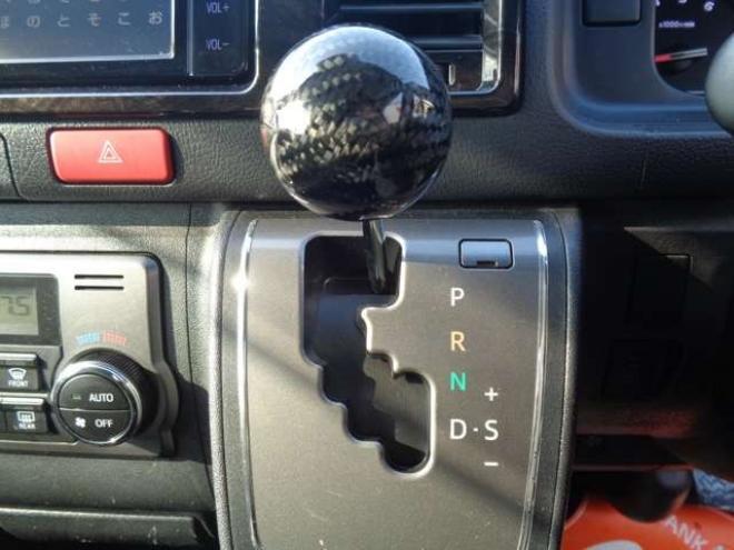 レジアスエース2.8 スーパーGL ダークプライムII ロングボディ ディーゼルターボ 4WD　ワンオーナー　TRDフロントスポイラー　TRD　TF7Aアルミホイール　両側パワースライドドア　リアヒーター　純正ナビ　フルセグ　Bluetooth　レーダーブレーキ　荷室ダウンライト　車線逸脱警報 2800