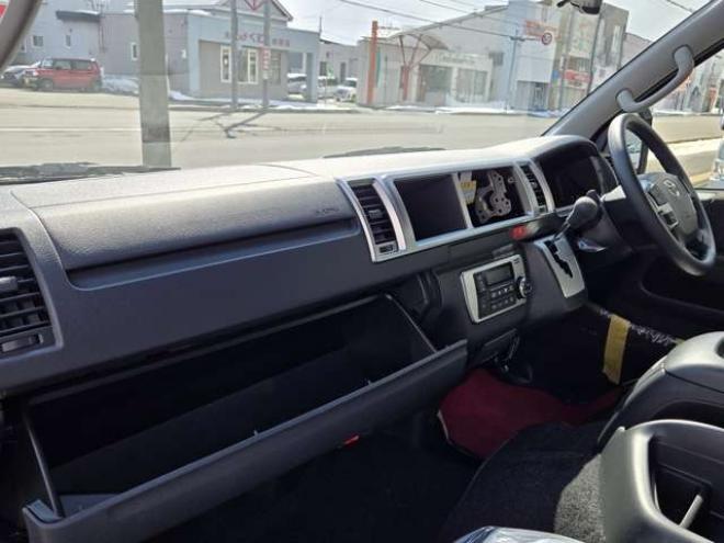 ハイエース2.7 グランドキャビン 4WD　寒冷地　10人乗り　スーパーロング　ワイドボディ　ハイルーフ　プッシュスタート　スマキー　パワスラ　リアヒーター&クーラー　ステアリングスイッチ　車線逸脱防止　衝突被害軽減　横滑り防止　電動格納ミラー 2700