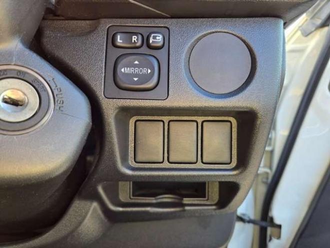 レジアスエース3.0 DX ロングボディ ディーゼルターボ 4WD　寒冷地仕様　リアヒーター　キーレス　マルチユースシートバックコンソール　フロントアンダーミラー　電動格納ミラー　パワーヒート　デイライト　純正オーディオ　FM/AM　AUX　バックカメラ 3000