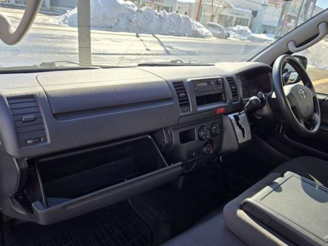 レジアスエース3.0 DX ロングボディ ディーゼルターボ 4WD　寒冷地仕様　リアヒーター　キーレス　マルチユースシートバックコンソール　フロントアンダーミラー　電動格納ミラー　パワーヒート　デイライト　純正オーディオ　FM/AM　AUX　バックカメラ 3000