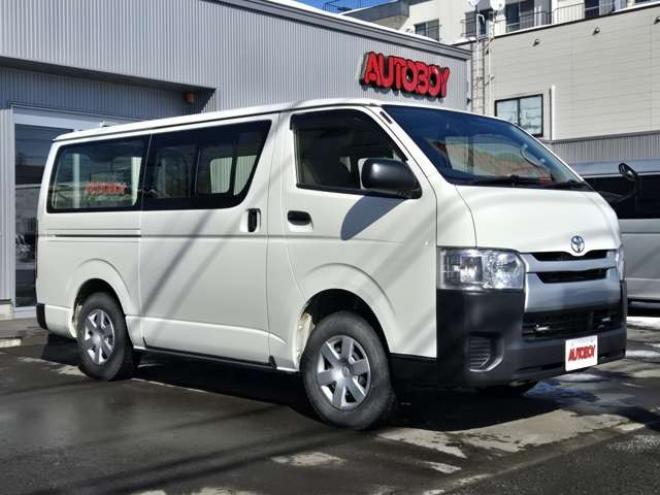 レジアスエース3.0 DX ロングボディ ディーゼルターボ 4WD　寒冷地仕様　リアヒーター　キーレス　マルチユースシートバックコンソール　フロントアンダーミラー　電動格納ミラー　パワーヒート　デイライト　純正オーディオ　FM/AM　AUX　バックカメラ 3000