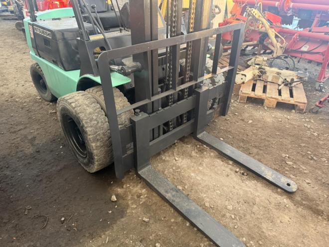 フォークリフト全塗装済！三菱 FD20 2トンディーゼル ダブルタイヤ