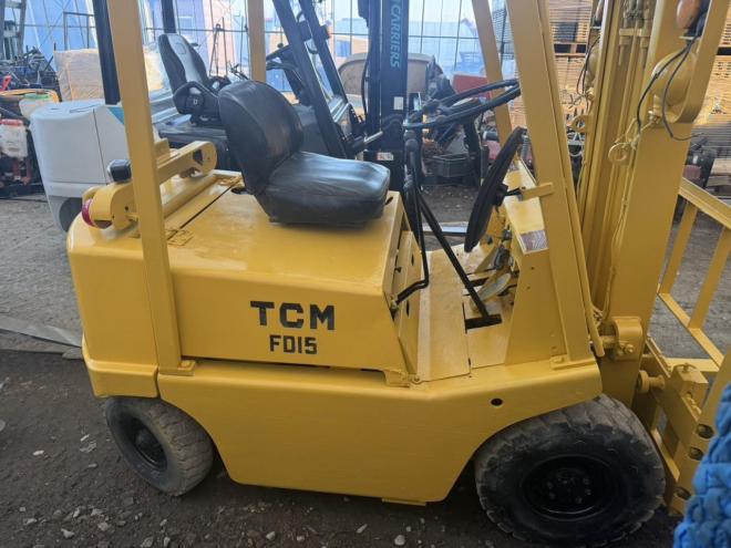 フォークリフト全塗装済！TCM FD15Z3 1.5トンフォークリフト 