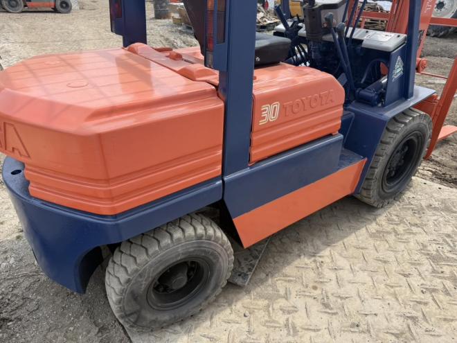 フォークリフトサイドシフト付き！トヨタ 5FD30 3トンディーゼル 全塗装済
