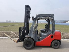 フォークリフト　トヨタ 02-8FD25 2.5トン ディーゼル ヒンジ付き ダブルタイヤ