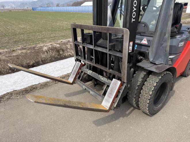 フォークリフトトヨタ 02-8FD25 2.5トン ディーゼル ヒンジ付き ダブルタイヤ