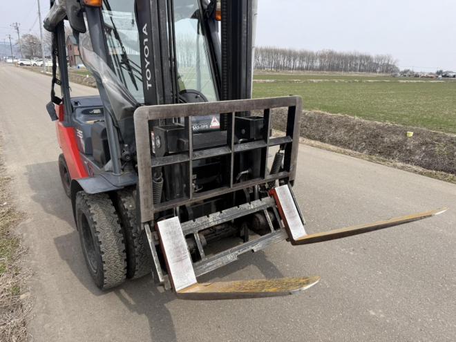 フォークリフトトヨタ 02-8FD25 2.5トン ディーゼル ヒンジ付き ダブルタイヤ