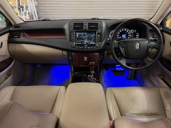 クラウンロイヤルサルーン　ｉ－Ｆｏｕｒ　Ｕパッケージ　寒冷地仕様　禁煙車　純正レザーシート　社外１７インチＡＷ　純正１６ＡＷ＋スタッドレスタイヤ付　純正ＨＤＤナビ　フルセグ地デジ　ＤＶＤ再生　Ｂｌｕｅｔｏｏｔｈオーディオ　バックカメラ　両席シートヒーター 4WD 3000 4Dr