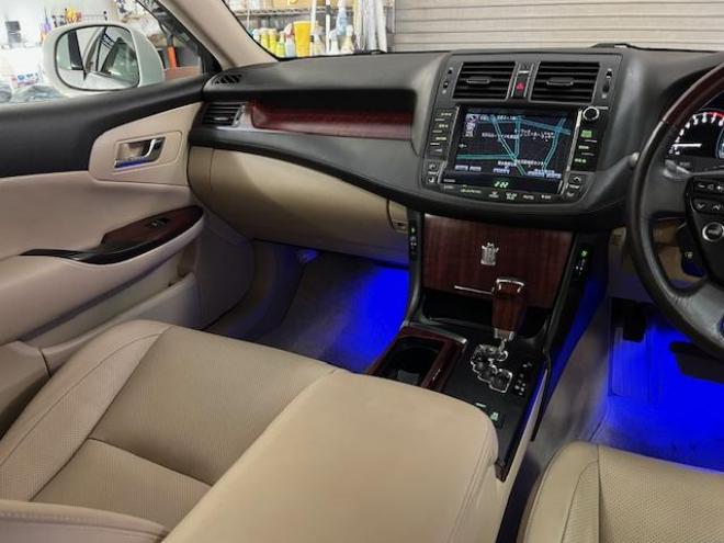 クラウンロイヤルサルーン　ｉ－Ｆｏｕｒ　Ｕパッケージ　寒冷地仕様　禁煙車　純正レザーシート　社外１７インチＡＷ　純正１６ＡＷ＋スタッドレスタイヤ付　純正ＨＤＤナビ　フルセグ地デジ　ＤＶＤ再生　Ｂｌｕｅｔｏｏｔｈオーディオ　バックカメラ　両席シートヒーター 4WD 3000 4Dr