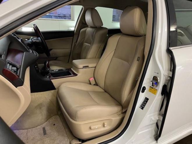 クラウンロイヤルサルーン　ｉ－Ｆｏｕｒ　Ｕパッケージ　寒冷地仕様　禁煙車　純正レザーシート　社外１７インチＡＷ　純正１６ＡＷ＋スタッドレスタイヤ付　純正ＨＤＤナビ　フルセグ地デジ　ＤＶＤ再生　Ｂｌｕｅｔｏｏｔｈオーディオ　バックカメラ　両席シートヒーター 4WD 3000 4Dr