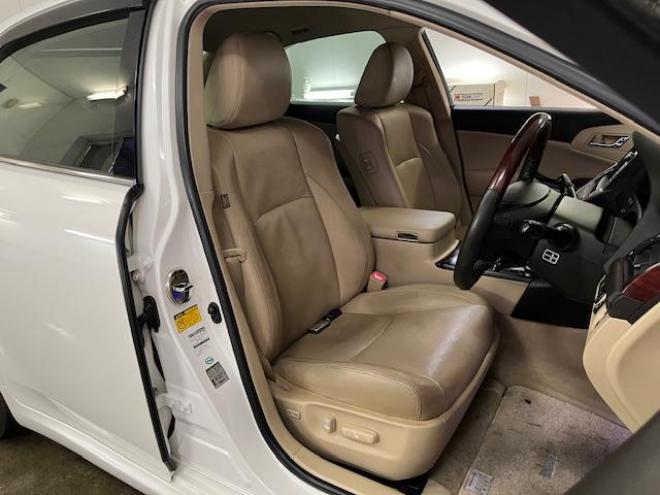 クラウンロイヤルサルーン　ｉ－Ｆｏｕｒ　Ｕパッケージ　寒冷地仕様　禁煙車　純正レザーシート　社外１７インチＡＷ　純正１６ＡＷ＋スタッドレスタイヤ付　純正ＨＤＤナビ　フルセグ地デジ　ＤＶＤ再生　Ｂｌｕｅｔｏｏｔｈオーディオ　バックカメラ　両席シートヒーター 4WD 3000 4Dr