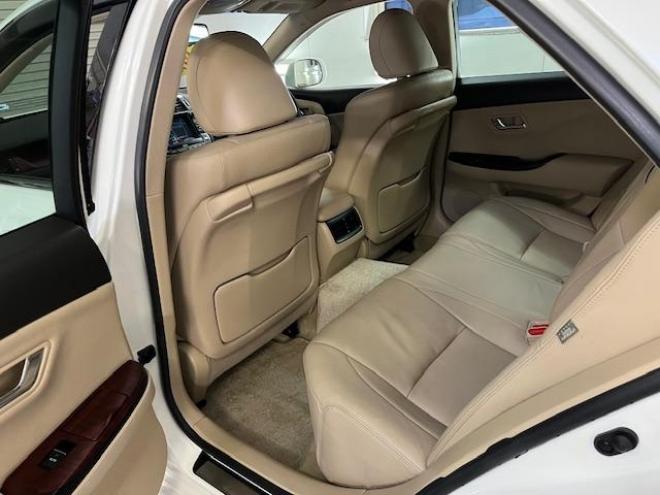 クラウンロイヤルサルーン　ｉ－Ｆｏｕｒ　Ｕパッケージ　寒冷地仕様　禁煙車　純正レザーシート　社外１７インチＡＷ　純正１６ＡＷ＋スタッドレスタイヤ付　純正ＨＤＤナビ　フルセグ地デジ　ＤＶＤ再生　Ｂｌｕｅｔｏｏｔｈオーディオ　バックカメラ　両席シートヒーター 4WD 3000 4Dr