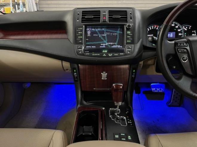 クラウンロイヤルサルーン　ｉ－Ｆｏｕｒ　Ｕパッケージ　寒冷地仕様　禁煙車　純正レザーシート　社外１７インチＡＷ　純正１６ＡＷ＋スタッドレスタイヤ付　純正ＨＤＤナビ　フルセグ地デジ　ＤＶＤ再生　Ｂｌｕｅｔｏｏｔｈオーディオ　バックカメラ　両席シートヒーター 4WD 3000 4Dr