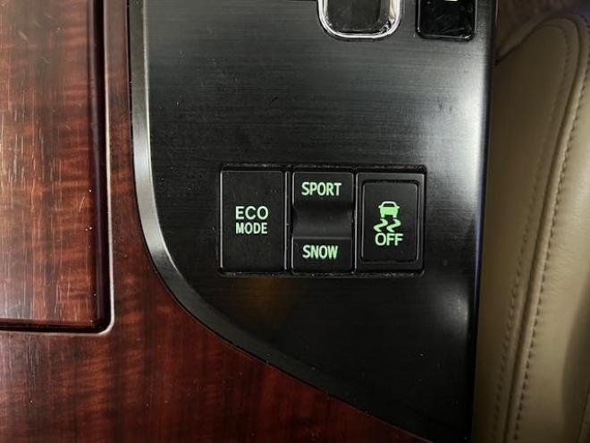 クラウンロイヤルサルーン　ｉ－Ｆｏｕｒ　Ｕパッケージ　寒冷地仕様　禁煙車　純正レザーシート　社外１７インチＡＷ　純正１６ＡＷ＋スタッドレスタイヤ付　純正ＨＤＤナビ　フルセグ地デジ　ＤＶＤ再生　Ｂｌｕｅｔｏｏｔｈオーディオ　バックカメラ　両席シートヒーター 4WD 3000 4Dr