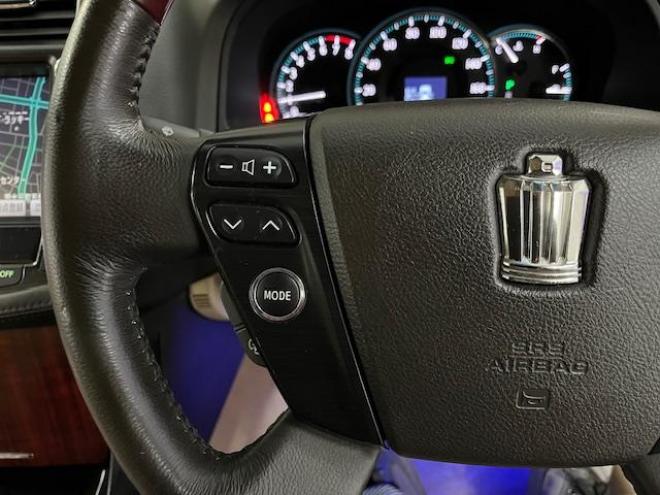 クラウンロイヤルサルーン　ｉ－Ｆｏｕｒ　Ｕパッケージ　寒冷地仕様　禁煙車　純正レザーシート　社外１７インチＡＷ　純正１６ＡＷ＋スタッドレスタイヤ付　純正ＨＤＤナビ　フルセグ地デジ　ＤＶＤ再生　Ｂｌｕｅｔｏｏｔｈオーディオ　バックカメラ　両席シートヒーター 4WD 3000 4Dr