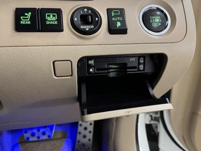 クラウンロイヤルサルーン　ｉ－Ｆｏｕｒ　Ｕパッケージ　寒冷地仕様　禁煙車　純正レザーシート　社外１７インチＡＷ　純正１６ＡＷ＋スタッドレスタイヤ付　純正ＨＤＤナビ　フルセグ地デジ　ＤＶＤ再生　Ｂｌｕｅｔｏｏｔｈオーディオ　バックカメラ　両席シートヒーター 4WD 3000 4Dr