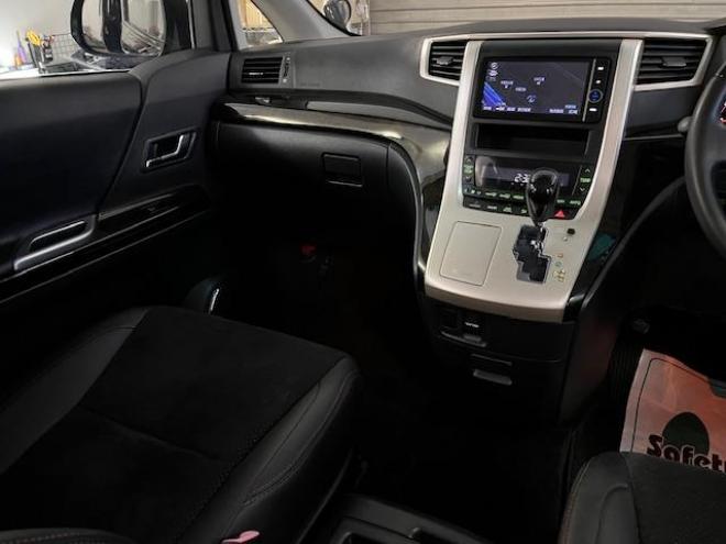 ヴェルファイア２．４Ｚ　ゴールデンアイズ　後期型　禁煙車　両側パワースライドドア　パワーバックドア　純正ハーフレザーシート　純正１８インチＡＷ　社外１６ＡＷ＋スタッドレスタイヤ付　ＨＩＤヘッドライト　クルーズコントロール　前後ソナー　ＥＴＣ 4WD 2400 5Dr