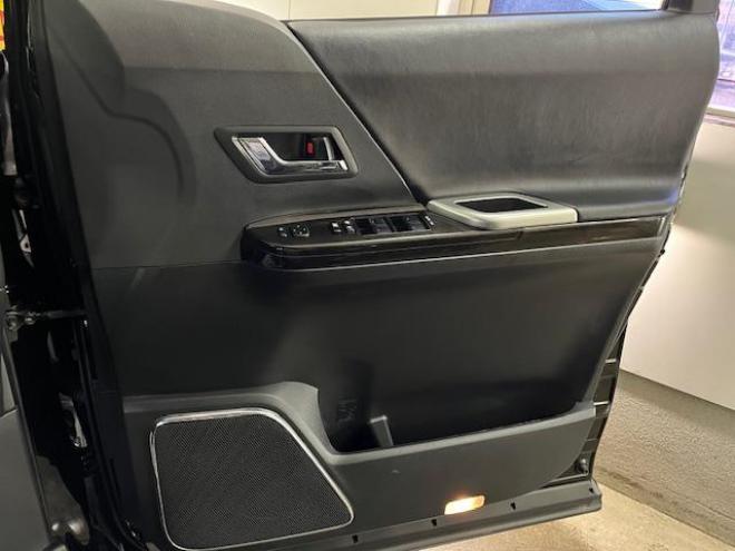 ヴェルファイア２．４Ｚ　ゴールデンアイズ　後期型　禁煙車　両側パワースライドドア　パワーバックドア　純正ハーフレザーシート　純正１８インチＡＷ　社外１６ＡＷ＋スタッドレスタイヤ付　ＨＩＤヘッドライト　クルーズコントロール　前後ソナー　ＥＴＣ 4WD 2400 5Dr