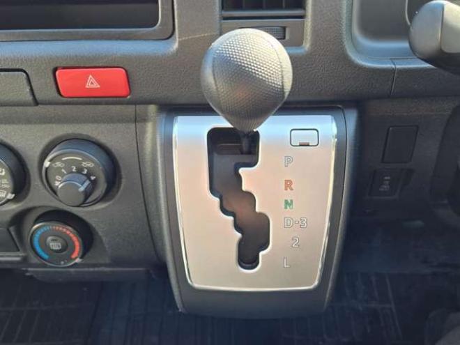 レジアスエース3.0 DX ロングボディ ディーゼルターボ 4WD　寒冷地仕様　リアヒーター　キーレス　マルチユースシートバックコンソール　フロントアンダーミラー　電動格納ミラー　パワーヒート　デイライト　純正オーディオ　FM/AM　AUX　バックカメラ 3000