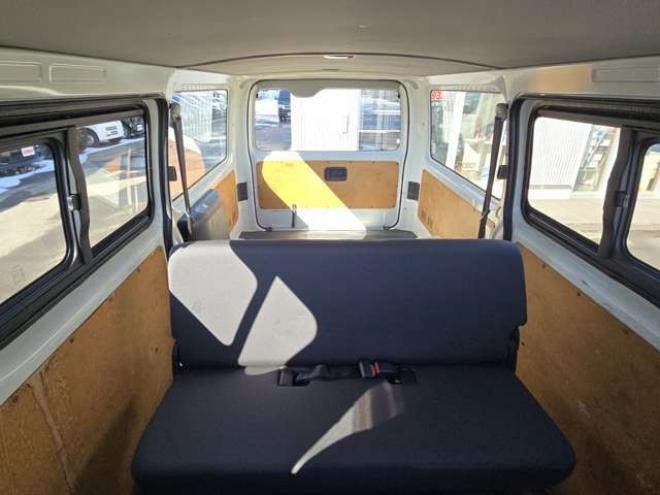 レジアスエース3.0 DX ロングボディ ディーゼルターボ 4WD　寒冷地仕様　リアヒーター　キーレス　マルチユースシートバックコンソール　フロントアンダーミラー　電動格納ミラー　パワーヒート　デイライト　純正オーディオ　FM/AM　AUX　バックカメラ 3000