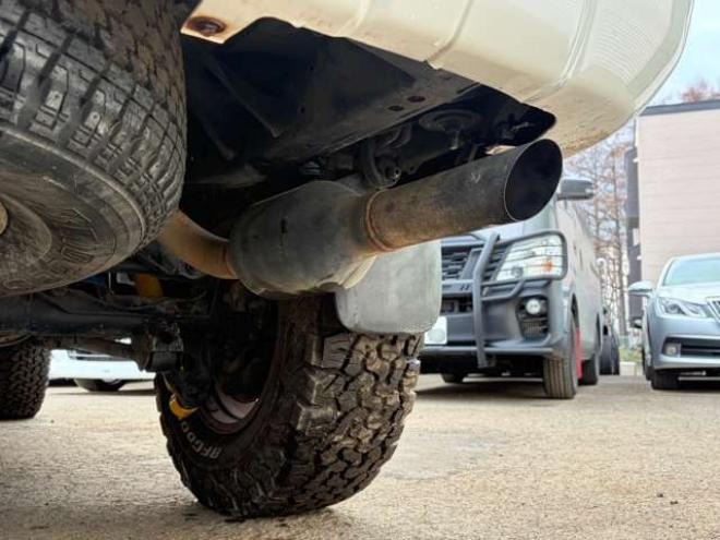 ハイラックスサーフ2.7 SSR-X リミテッド 4WD　TVナビ　パワステ　パワーウィンドウ　キーレスエントリー　LEDヘッドライト　フォグランプ　リフトアップ　アルミホイール　ルーフレール　寒冷地仕様　ABS　バックカメラ　盗難防止装置　エアコン 2700