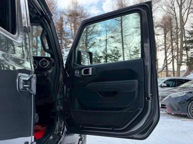 ラングラーアンリミテッド サハラ 3.6L 4WD　グラナイトグレー　エアコン　クルコン　パワステ　パワーウィンドウ　フロントカメラ　バックカメラ　キーレスエントリー　アルミホイール　ABS　横滑り防止装置　盗難防止装置　フルセグTV 正規輸入車 3600