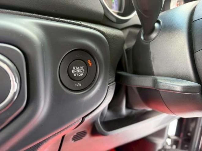 ラングラーアンリミテッド サハラ 3.6L 4WD　グラナイトグレー　エアコン　クルコン　パワステ　パワーウィンドウ　フロントカメラ　バックカメラ　キーレスエントリー　アルミホイール　ABS　横滑り防止装置　盗難防止装置　フルセグTV 正規輸入車 3600