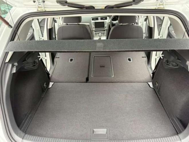 ゴルフTSI コンフォートライン　地デジナビ　バックカメラ　純正アルミホイール　パワステ　パワーウィンドウ　ABS　キーレスエントリー　ETC　クルーズコントロール　横滑り防止装置　エアコン　盗難防止装置　CD　アイドリングストップ 正規輸入車 2WD 1200