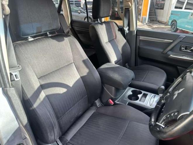 パジェロ3.2 ロング エクシード ディーゼルターボ 4WD　クルーズコントロール　パワステ　パワーウィンドウ　ABS　純正ナビ　バックカメラ　横滑り防止装置　盗難防止装置　純正アルミホイール 3200