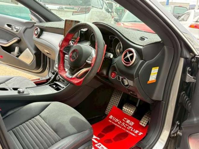 ベンツCLAクラス CLA250 4マチック 4WD　ナビ　バックカメラ　ETC　キーレスエントリー　シートヒーター　エアコン　クルーズコントロール　ABS　盗難防止装置　パワステ　パワーウィンドウ　横滑防止装置　パーキングアシスト　アイドリングストップ 正規輸入車 2000