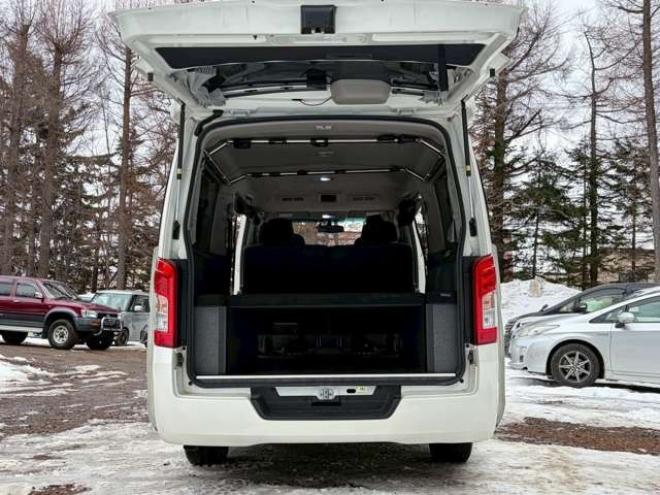 キャラバンNV350 2.5 プレミアムGX ロングボディ ディーゼルターボ 4WD　ベッドキット　カーテン　フロントスポイラー　グリルカバー　ルーフスポイラー　リアヒーター　社外ナビ　左側電動スライドドア　社外アルミホイール　ETC　バックカメラ　パワステ　パワーウィンドウ　キーレス 2500