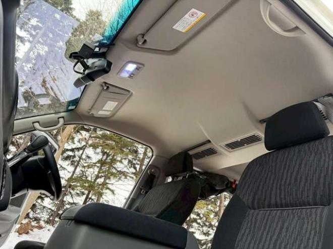 キャラバンNV350 2.5 プレミアムGX ロングボディ ディーゼルターボ 4WD　ベッドキット　カーテン　フロントスポイラー　グリルカバー　ルーフスポイラー　リアヒーター　社外ナビ　左側電動スライドドア　社外アルミホイール　ETC　バックカメラ　パワステ　パワーウィンドウ　キーレス 2500