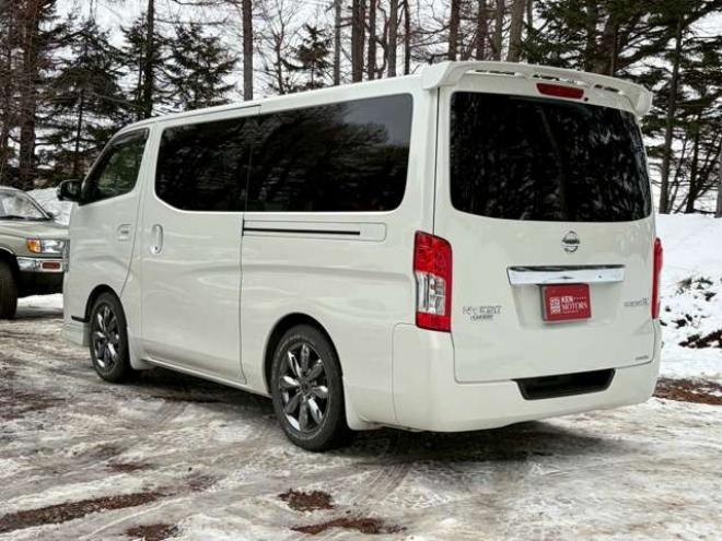 キャラバンNV350 2.5 プレミアムGX ロングボディ ディーゼルターボ 4WD　ベッドキット　カーテン　フロントスポイラー　グリルカバー　ルーフスポイラー　リアヒーター　社外ナビ　左側電動スライドドア　社外アルミホイール　ETC　バックカメラ　パワステ　パワーウィンドウ　キーレス 2500