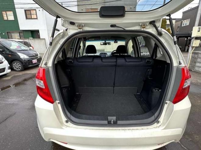 フィット1.3 G スマートセレクション 4WD　HONDAスマートキーシステム　ナビ　社外アルミホイール冬　社外アルミホイール夏 1300