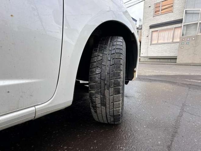 フィット1.3 G スマートセレクション 4WD　HONDAスマートキーシステム　ナビ　社外アルミホイール冬　社外アルミホイール夏 1300