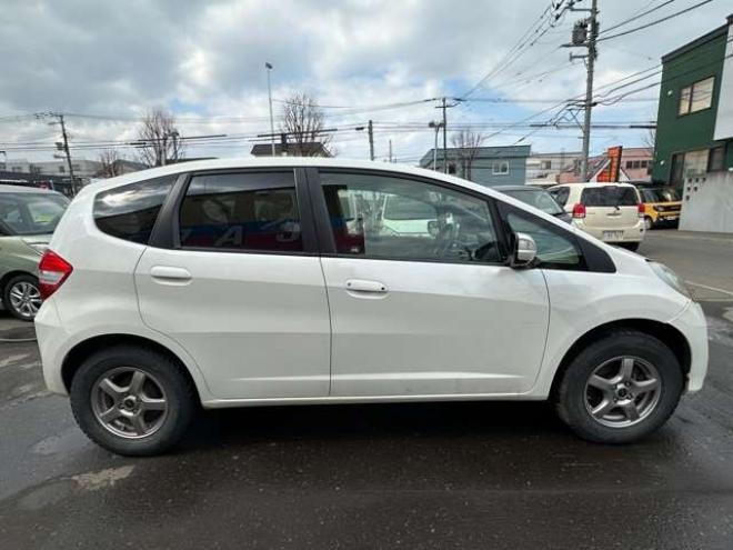 フィット1.3 G スマートセレクション 4WD　HONDAスマートキーシステム　ナビ　社外アルミホイール冬　社外アルミホイール夏 1300