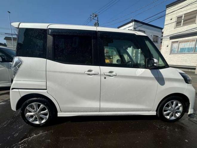 デイズルークスハイウェイスター Xターボ 4WD　片側パワースライドドア　Bluetooth　アイドリングストップ　横滑り防止　衝突軽減ブレーキ　シートヒーター　ナビ　地デジ　アラウンドビューモニター　バックモニター　純正アルミホイール夏　プッシュスタート 660