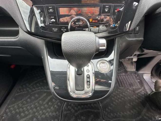 セレナ2.0 ハイウェイスター Vセレクション 4WD　両側ワンタッチオートスライドドア　アイドリングトップ　横滑り防止装置　プッシュスタート　クルーズコントロール　社外アルミホイール夏 2000