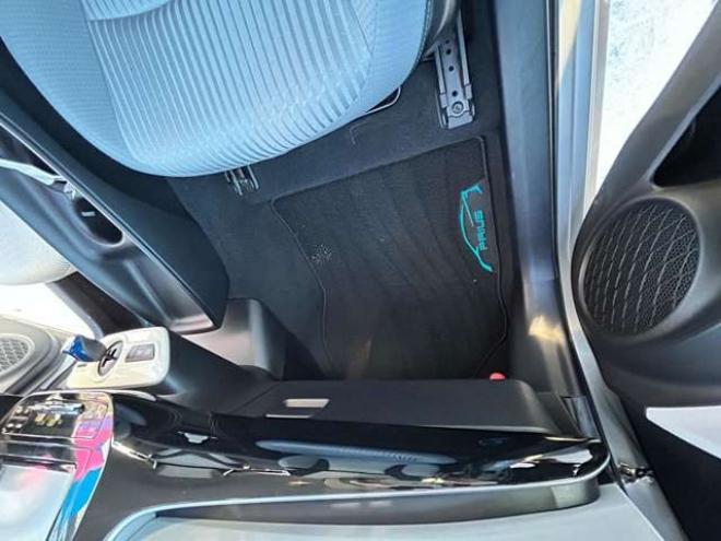 プリウス1.8 S E-Four 4WD　ナビ　TVバックモニター 1800