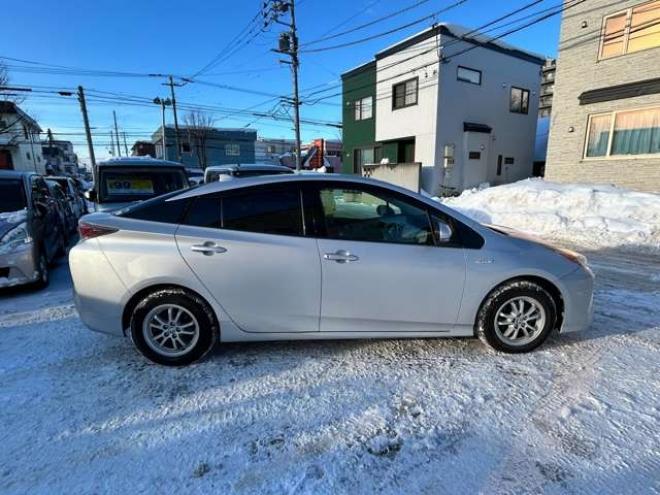 プリウス1.8 S E-Four 4WD　ナビ　TVバックモニター 1800