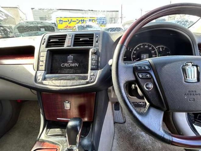 クラウンロイヤル 3.0 ロイヤルサルーン i-Four Uパッケージ 4WD　クルーズコントロール　ナビフルセグTVバックモニター　Uパッケージ 3000