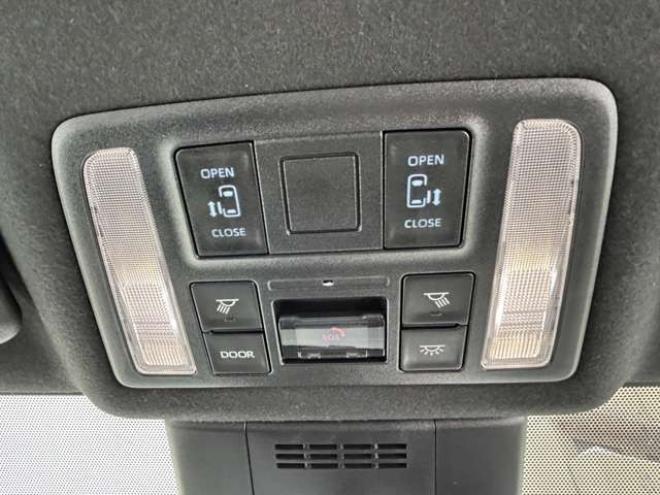 ヴォクシー2.0 S-G 4WD　バックモニター　左右電動スライドドア　衝突軽減ブレーキアクセル踏み間違いブレーキ　ETCレーンキープアシスト 2000