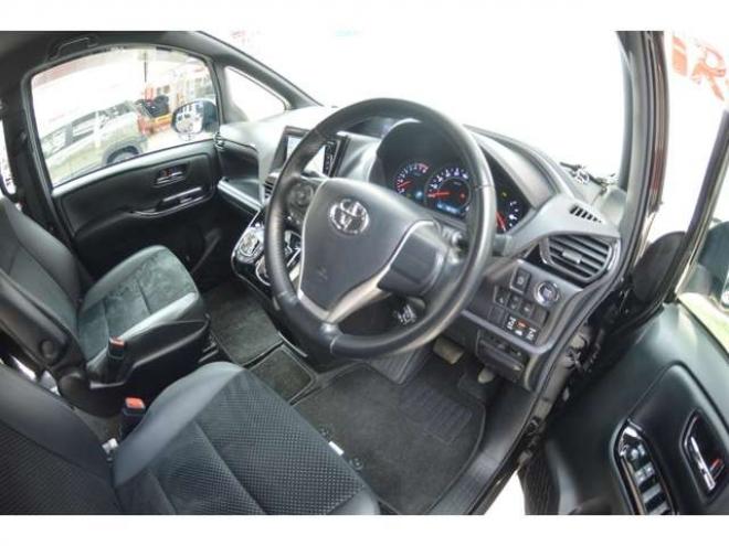 ヴォクシー2.0 ZS 煌III 4WD　ワンオーナー7人乗り4WD寒冷地仕様車トヨタセーフティセンスプリクラッシュセーフティ7インチワイドナビTVバックカメラ両側オートスライドドアETCハイビームアシストLEDヘッドライトクルーズコントロール 2000