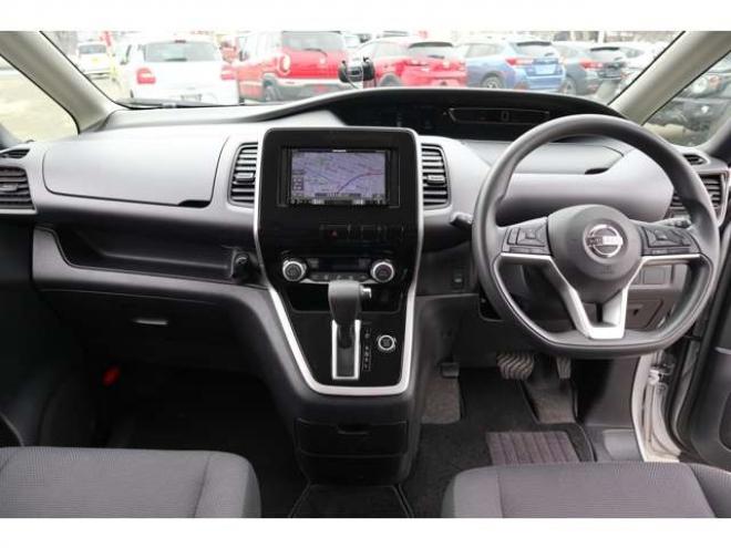 セレナ2.0 B 4WD　社外ナビ　バックカメラ　バックブザー　ETC　前側ドライブレコーダー　クルーズコントロール　オートライト　フォグランプ 2000