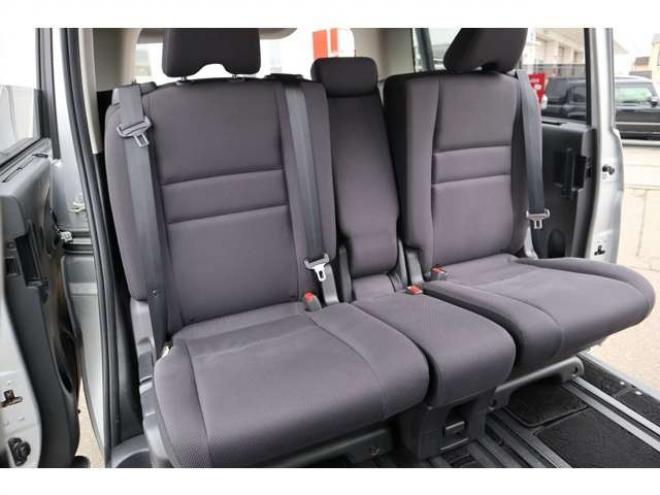 セレナ2.0 B 4WD　社外ナビ　バックカメラ　バックブザー　ETC　前側ドライブレコーダー　クルーズコントロール　オートライト　フォグランプ 2000