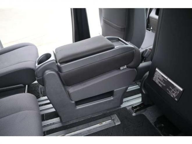 セレナ2.0 B 4WD　社外ナビ　バックカメラ　バックブザー　ETC　前側ドライブレコーダー　クルーズコントロール　オートライト　フォグランプ 2000