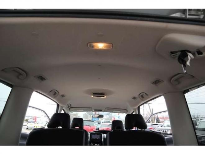 セレナ2.0 B 4WD　社外ナビ　バックカメラ　バックブザー　ETC　前側ドライブレコーダー　クルーズコントロール　オートライト　フォグランプ 2000