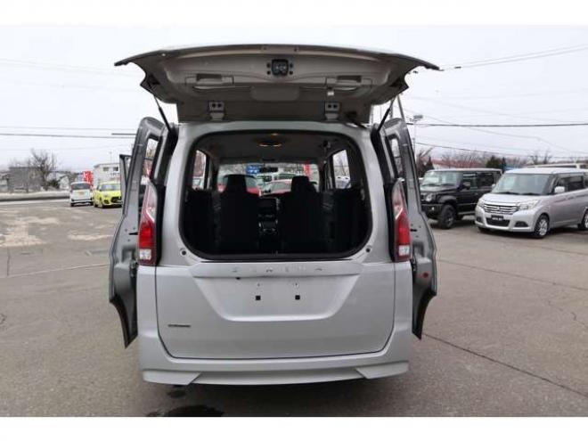 セレナ2.0 B 4WD　社外ナビ　バックカメラ　バックブザー　ETC　前側ドライブレコーダー　クルーズコントロール　オートライト　フォグランプ 2000